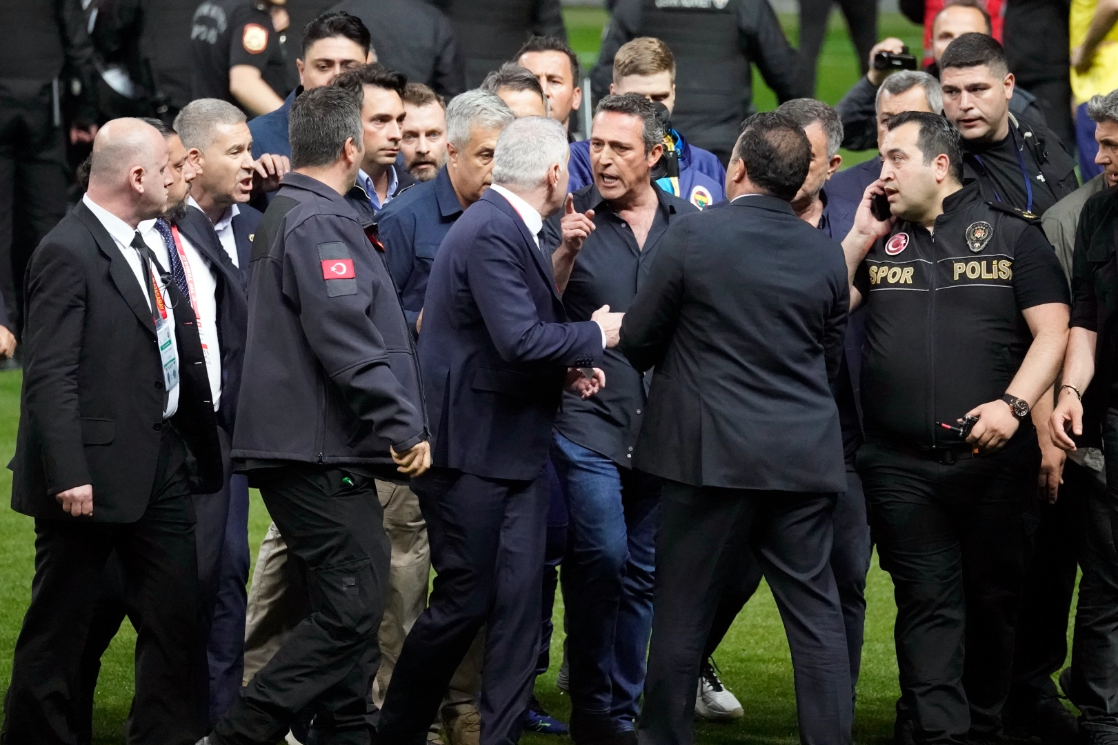 Galatasaray - Fenerbahçe maçının ardından ortalık karıştı