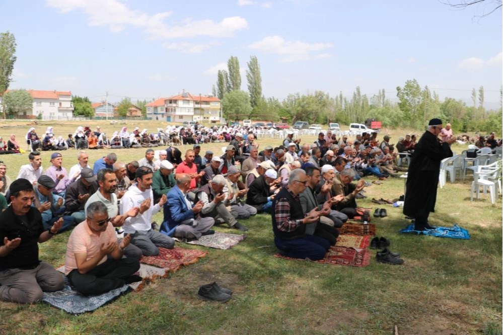 Afyonkarahisarlılar kurak geçen havalardan dolayı yağmur duasına çıktı