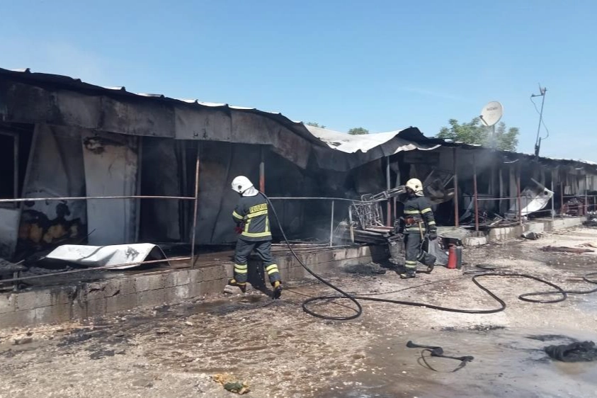 Mevsimlik tarım işçilerinin kaldığı 4 konteyner küle döndü