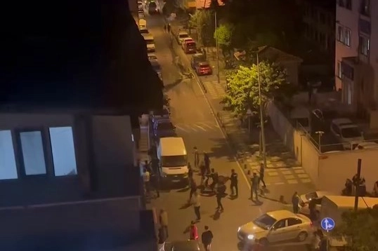 Husumetli iki aile arasında kavga çıktı:  4 polis, 1 mahalle bekçisi yaralandı