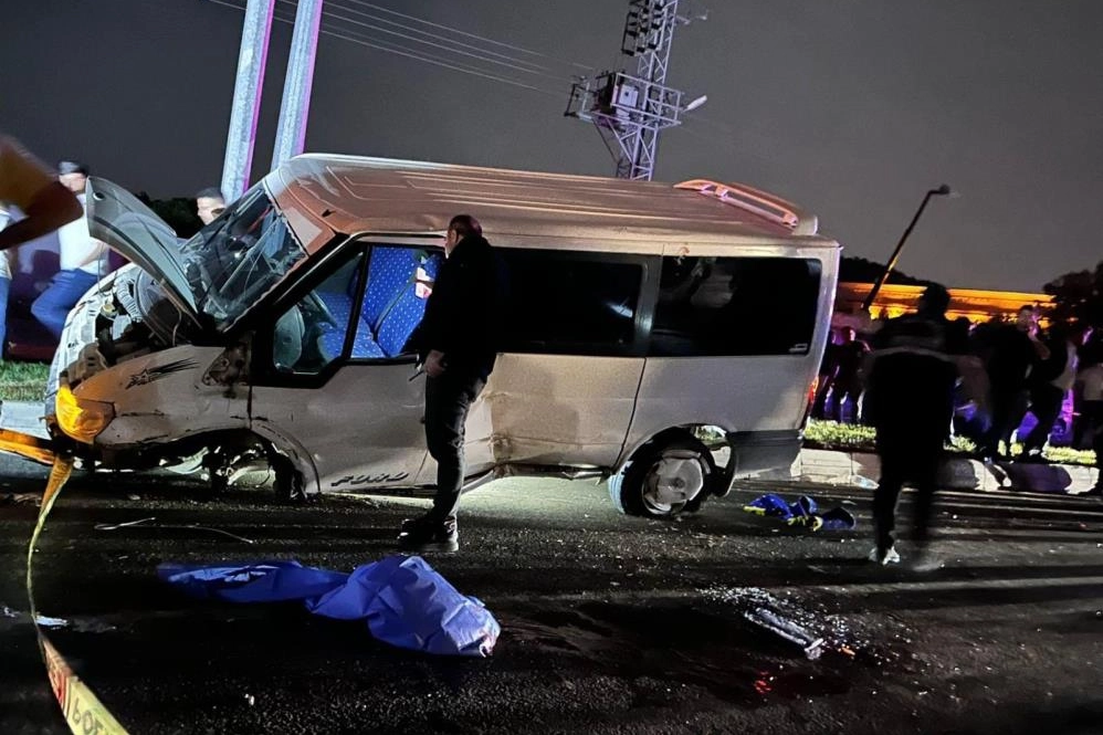 Gaziantep'te kontrolden çıkan minibüs orta refüje çarparak savruldu: 1 ölü