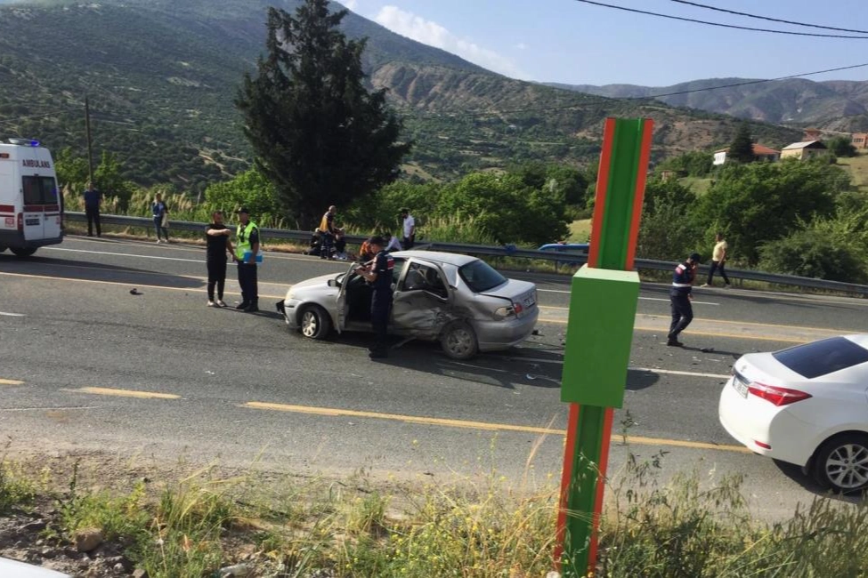 Elazığ'da trafik kazası: Çarpışan otomobillerden biri alev alev yandı, 1 ölü 6 yaralı