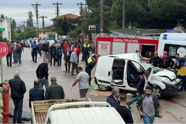 Bursa’da kahreden kaza: Aynı aileden 3 kişi hayatını kaybetti  4 yaralı