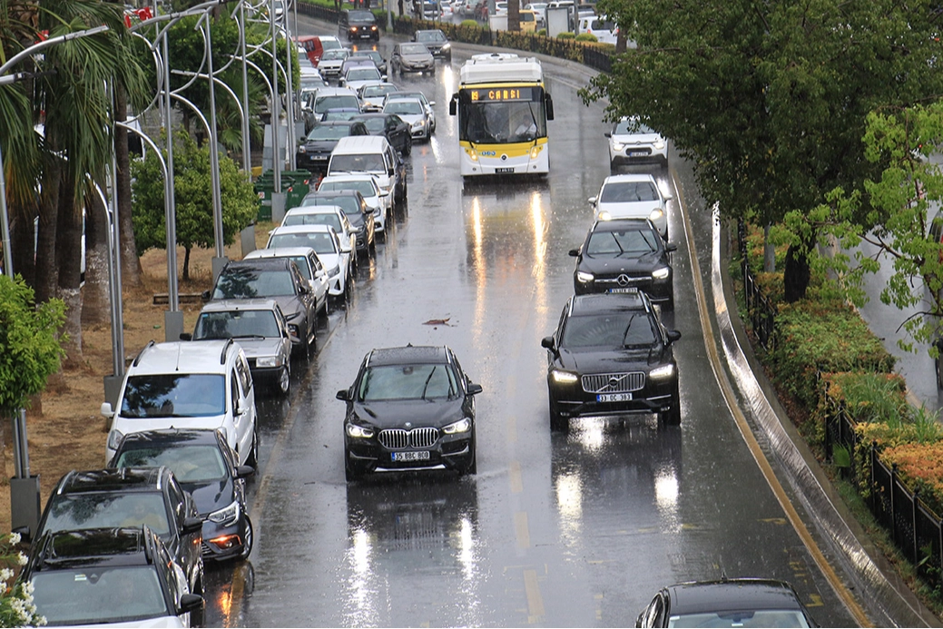 Şiddetli yağmur Mersin’de vatandaşlara zor anlar yaşattı