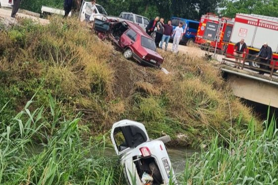 İki otomobil çarpıştı, biri dereye uçtu: 5'i ağır 8 yaralı