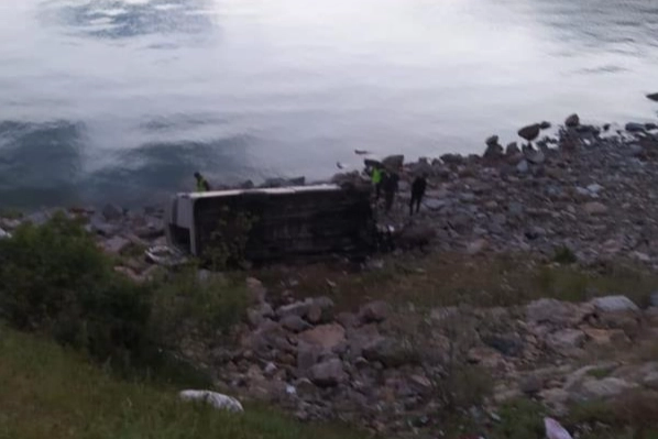 Bitlisin Tatvan ilçesinde  minibüs şarampole yuvarlandı: 1 ölü, 11 yaralı