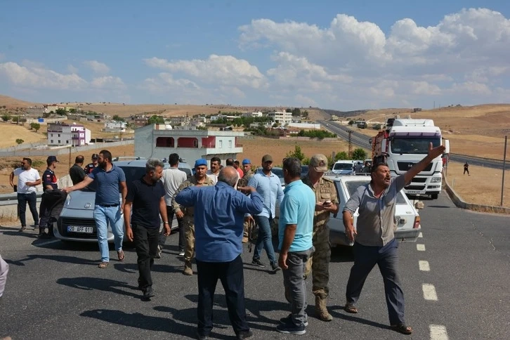 Diyarbakır'da elektrik kesintilerine karşı halk eylem yaparak yol kapattı