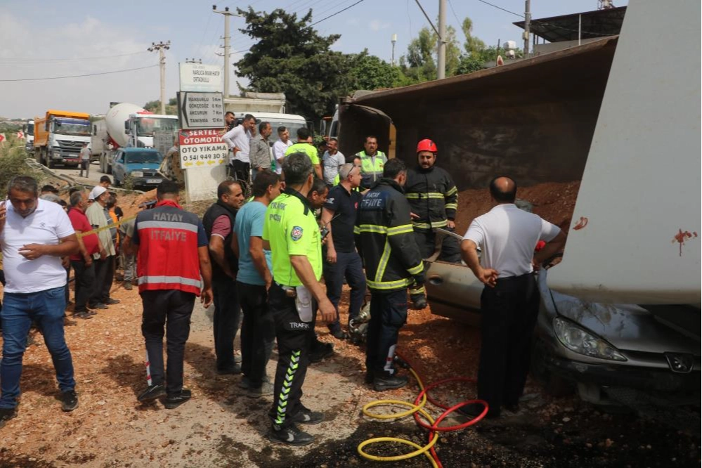Hatay'da feci kaza; devrilen hafriyat kamyonu otomobili ezdi: 3 yaralı