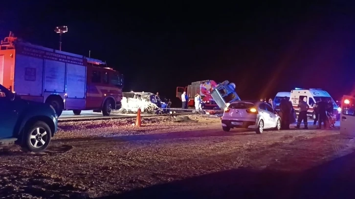 Katliam gibi kaza, otomobiller kafa kafaya çarpıştı 6 ölü var