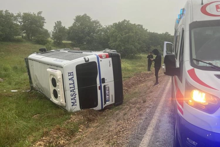 Kadın işçicilerini taşıyan minibüs şarampole devrildi: 14 yaralı