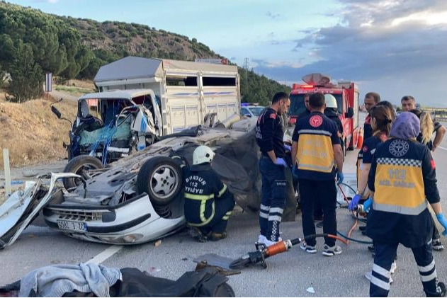 Kız isteme ve nişan törenine hazırlanan gelin ve damat feci kazada hayatını kaybetti