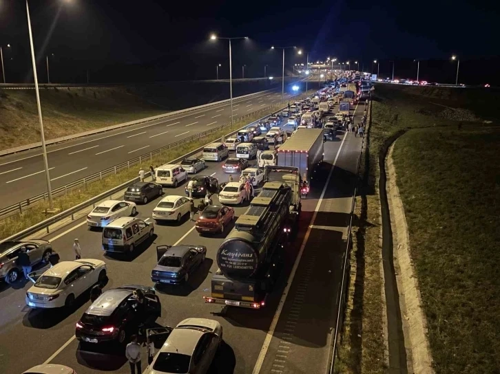 İstanbul da Kuzey Marmara Otoyolu’nda kaza 5 yaralı var, yol trafiğe kapandı