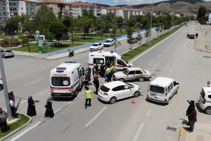 Aksaray'da 2 otomobilin çarpıştığı kazada 4 kişi yaralandı