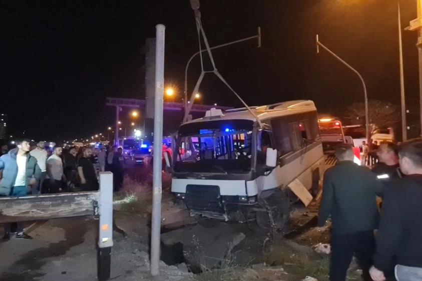 Kırıkkale'de katliam gibi  kaza... Yolcu minibüsü ile otomobil çarpıştı: 22 yaralı