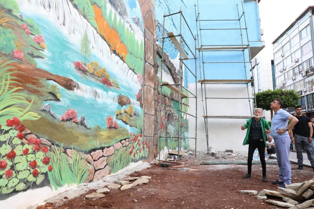 İskenderun'da depremin izleri duvarlara çizilen resimlerle siliniyor