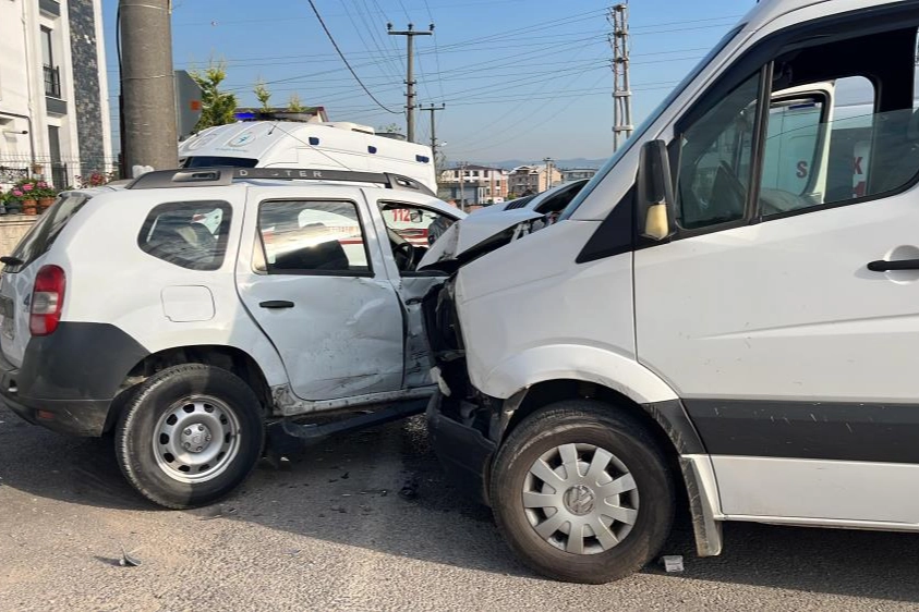 Kartepe ilçesinde işçi servisi ile cip çarpıştı: 7 yaralı