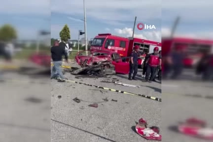 Hafriyat kamyonuyla çarpışan otomobil kağıt gibi ezildi: 2 ölü