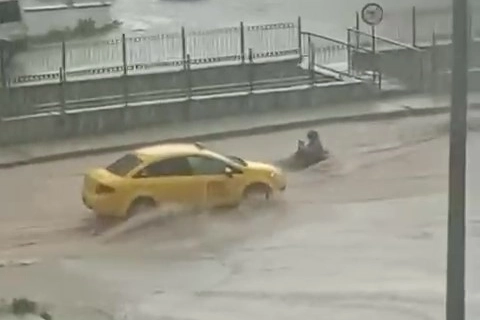 Amasya’da sele kapılan kadını, taksici kurtardı