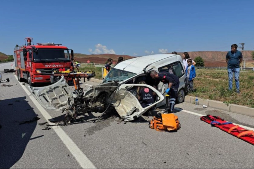 Çorum'da otomobil ile ticari araç çarpıştı: 7 yaralı