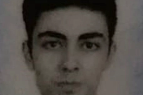 Oğlunu öldürdü, kendini tuvalete kilitledi