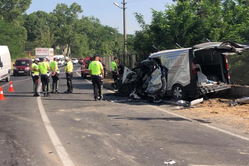 Tekirdağ'da iş servisi ile panelvan çarpıştı: 2 ölü, 10 yaralı