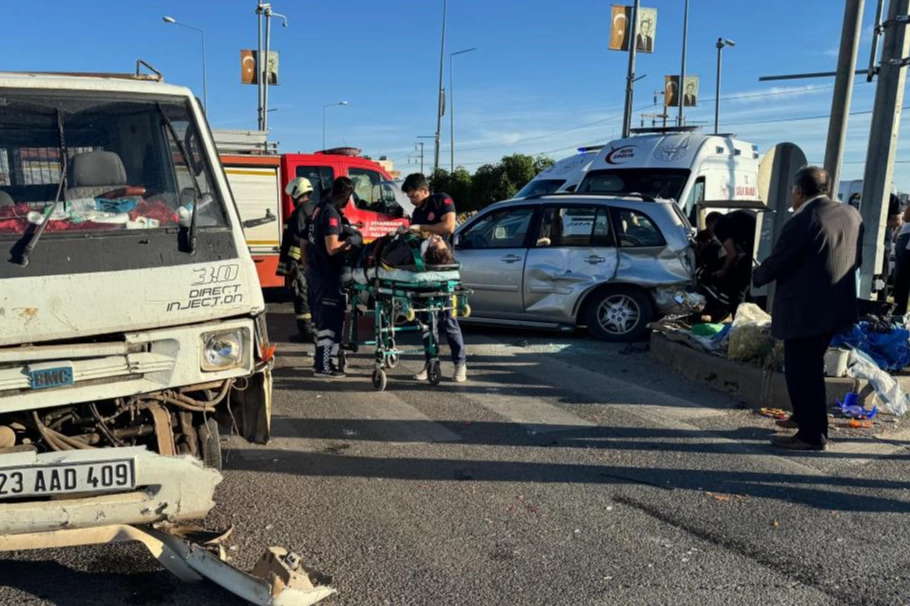 Diyarbakır’da otomobil ile pikap kavşakta çarpıştı: 4 yaralı