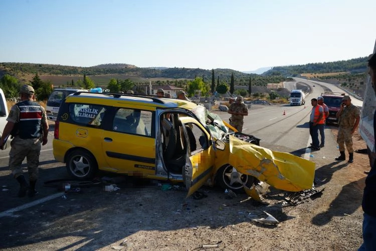 Kilis’te hafriyat kamyonu ticari taksi ile çarpıştı: 2 ölü, 8 ağır yaralı