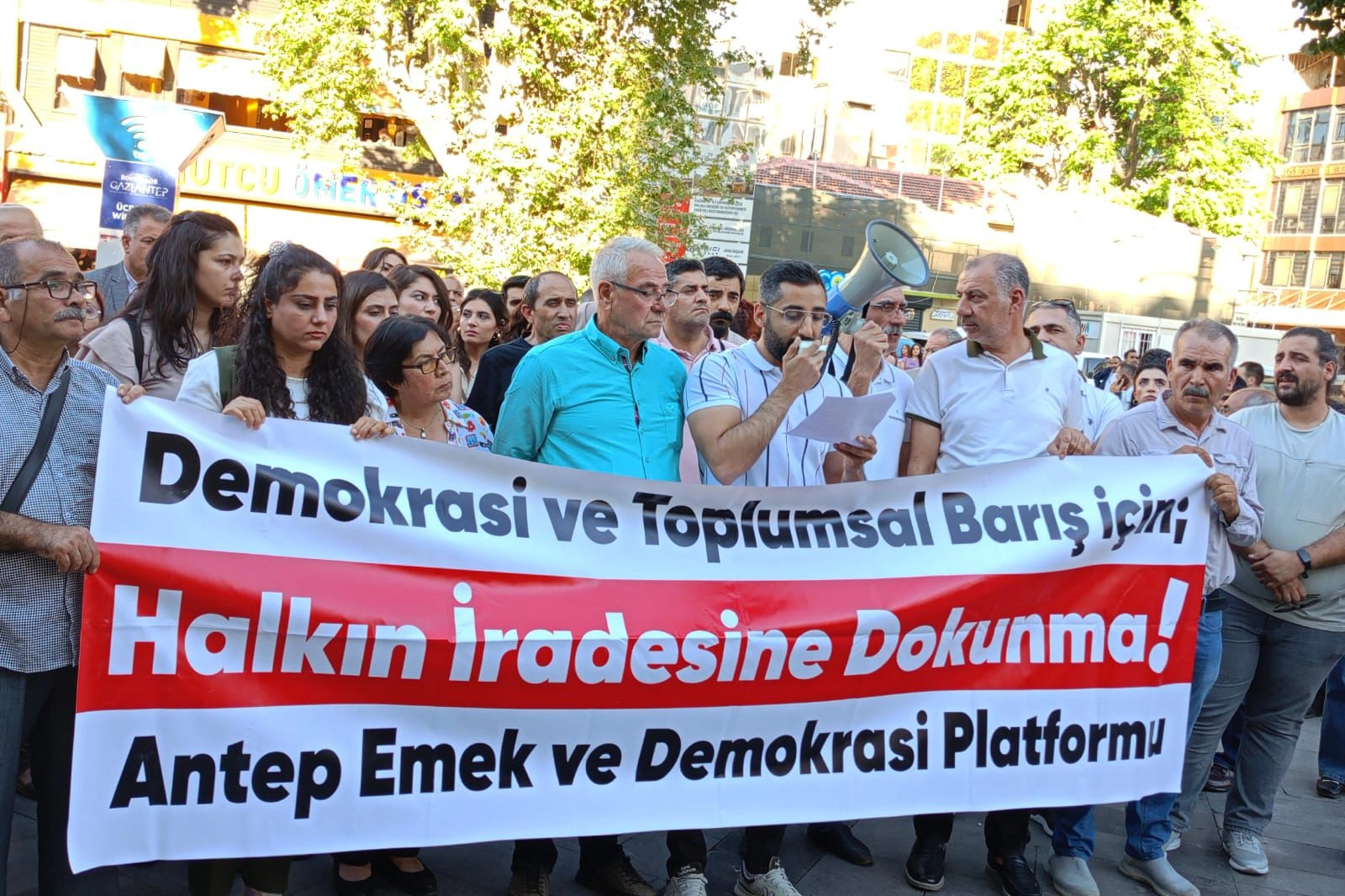 Hakkari Belediyesi'ne kayyum ataması Gaziantep’te protesto edildi: Demokrasiye vurulmuş bir darbe