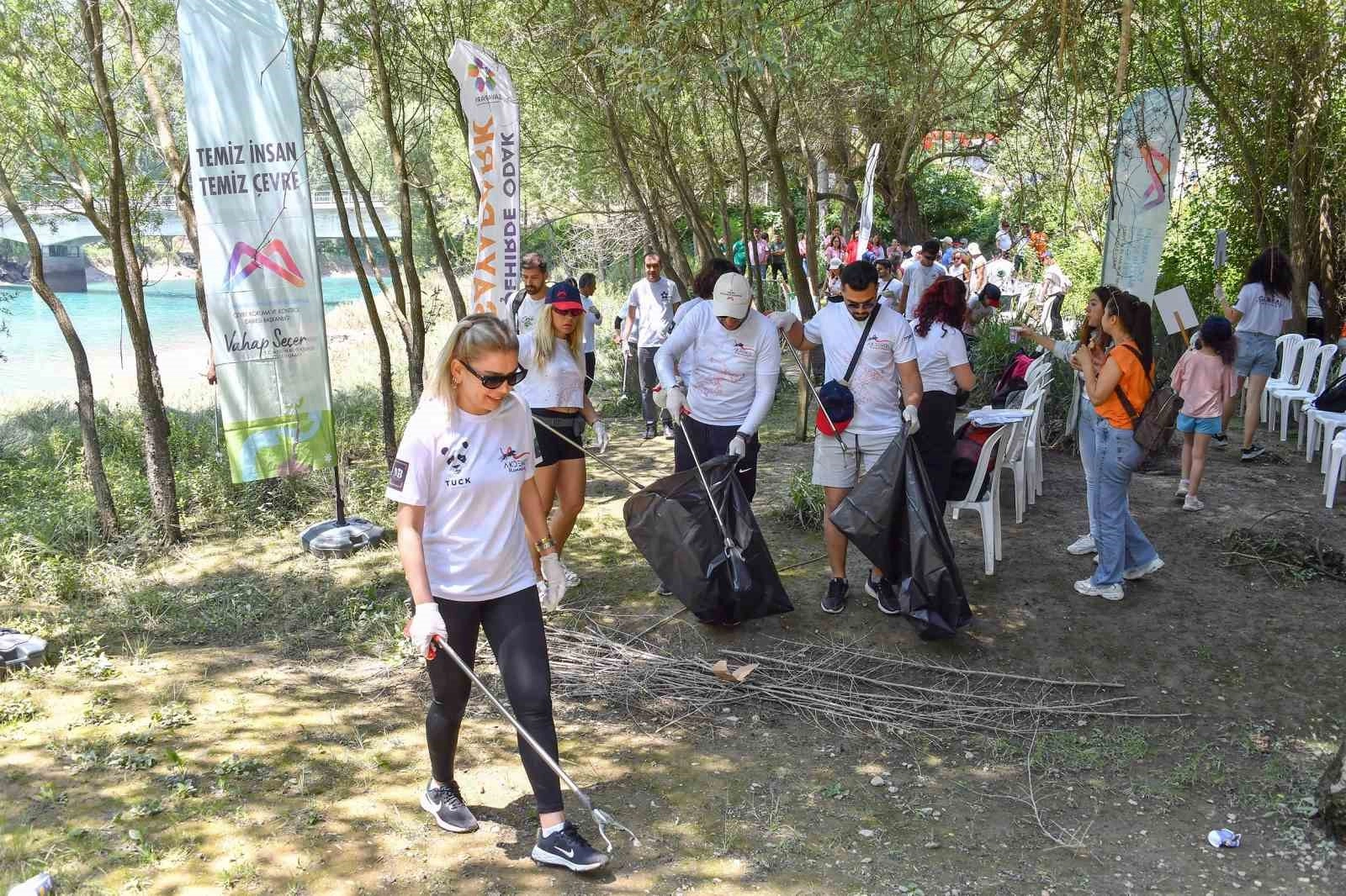 Çamlıyayla Karageçit’te gönüllerle birlikte çevre temizliği yapıldı