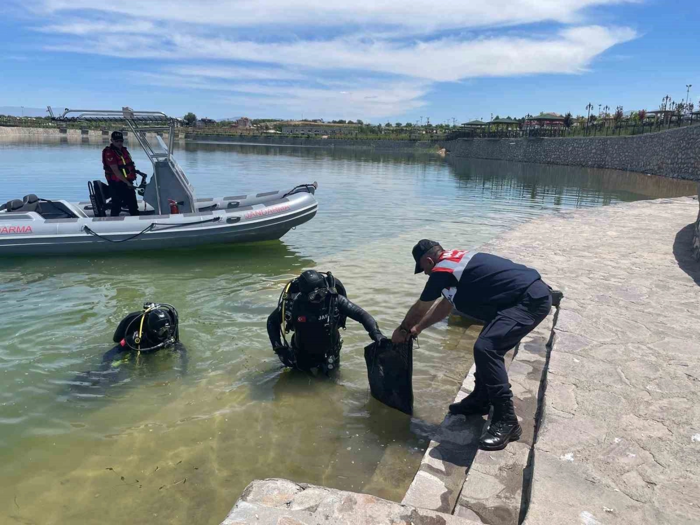 jandarma baraj gölünde atık topladı