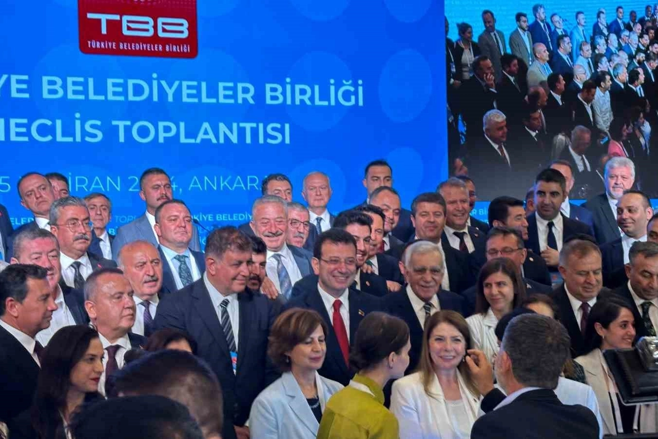 Türkiye Belediyeler Birliği Başkanlığı oy farkı ile CHP'ye geçti  Ekrem İmamoğlu TBB Başkanı seçildi