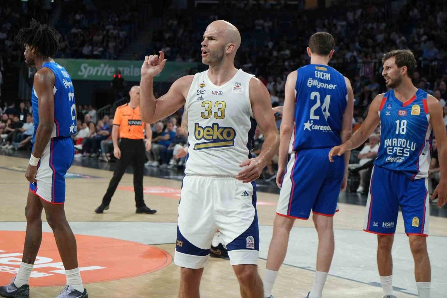 Fenerbahçe, final serisi ilk maçında A. Efes’i 85-74 mağlup etti