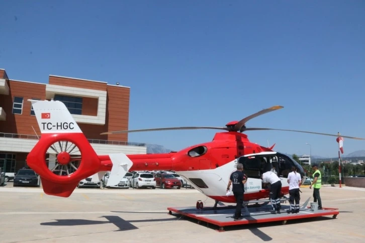 Ambulans helikopter zamanla yarışıp, yüzlerce hastayı hayata bağlıyor