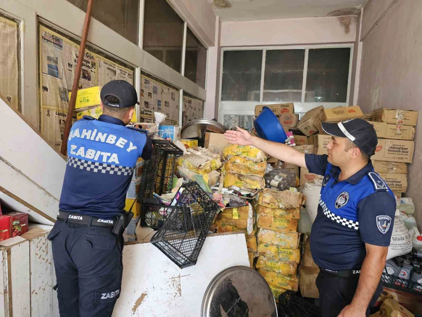 Gaziantep’te bayram öncesi tarihi geçmiş 5 ton şekerleme ele geçirildi