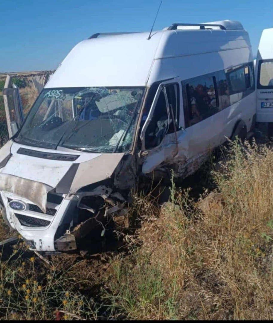 Diyarbakır’da iki ayrı kazada 26 kişi yaralandı