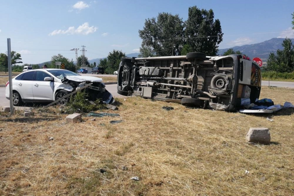 Bayram tatiline giderken kaza yaptılar, çok sayıda yaralı var