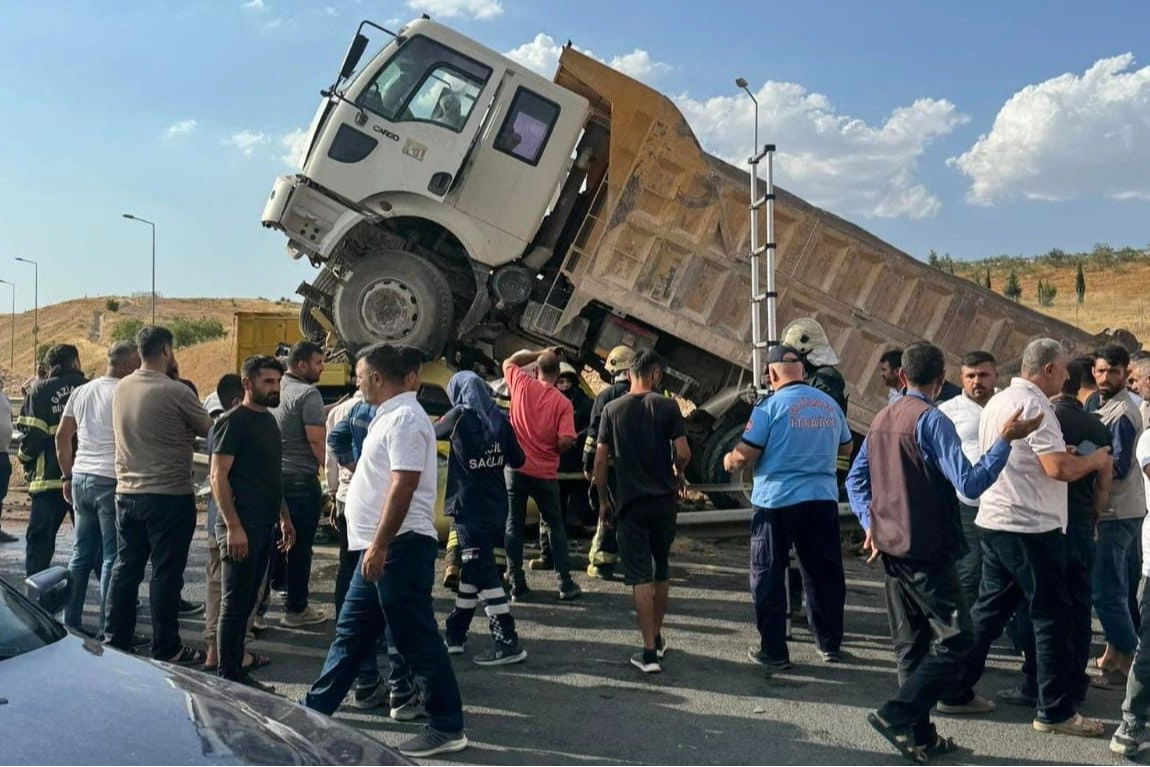 Nizip yolunda yine kaza tır ve kamyon çarpıştı 1 ölü, 2 yaralı var