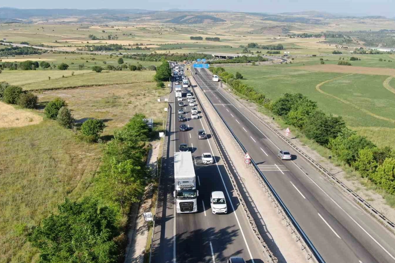 Şehirlerde bayram sonu hareketliliği, 21 ilin geçiş noktasında bayram dönüşü yoğunluğu yaşanıyor