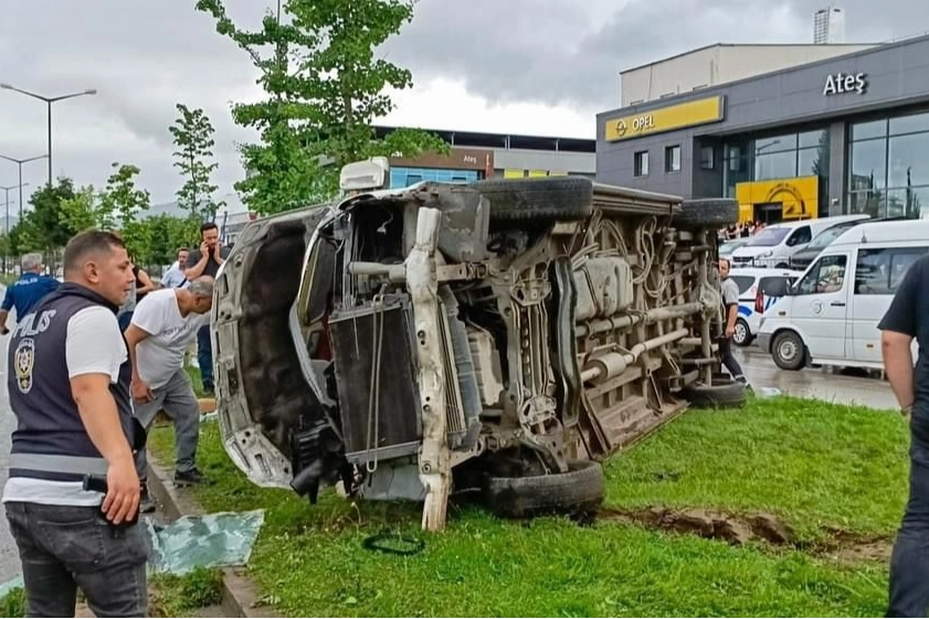 Minibüs refüje çarparak devrildi kazada 1 ölü, 4 yaralı var