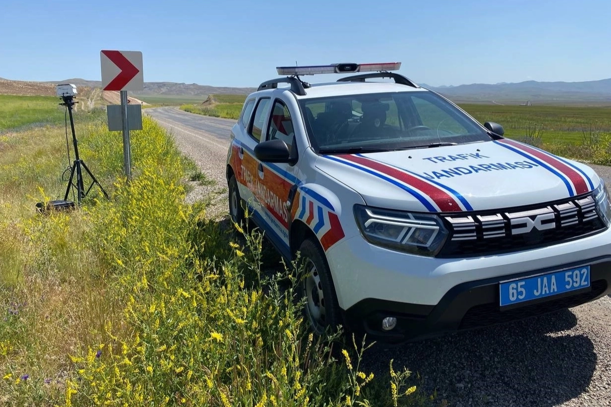 Güvenlik güçleri Van da çok sayıda aracı trafikten men etti