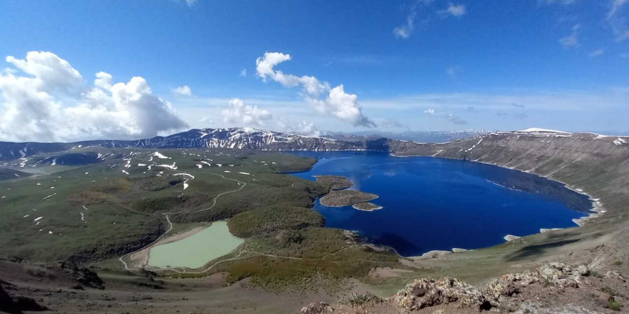 Zirvedeki Nemrutta, kış ve bahar birlikteliği