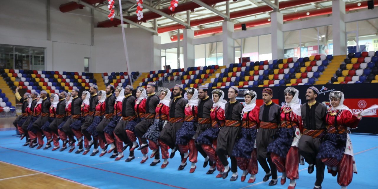 Anadolu’nun kültürünü danslarıyla yaşatan folklorcular şampiyonluk için yarıştı