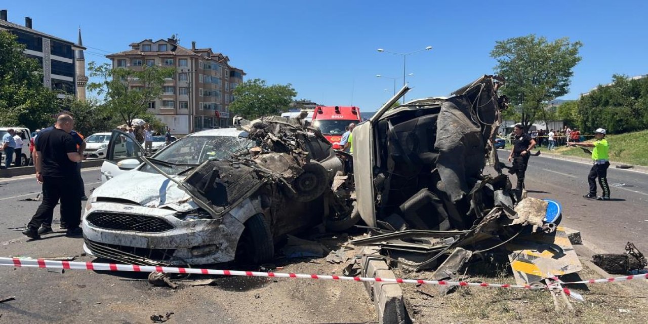 Tofaş otomobil ortadan ikiye bölündü 2 ölü, 3 yaralı var