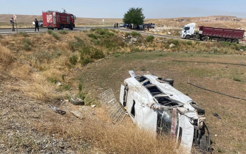 Diyarbakır’da yolcu minibüsü ile pikap çarpıştı ,ortalık savaş alanına döndü