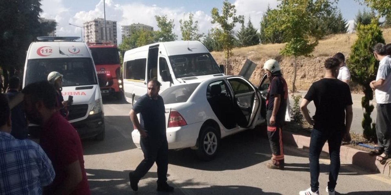 Malatya'da servis aracı ile otomobil çarpıştı: 5 yaralı