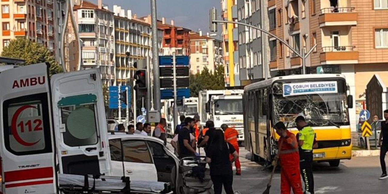 Yolcu otobüsü ile hafif ticari araç çarpıştı: 10 yaralı