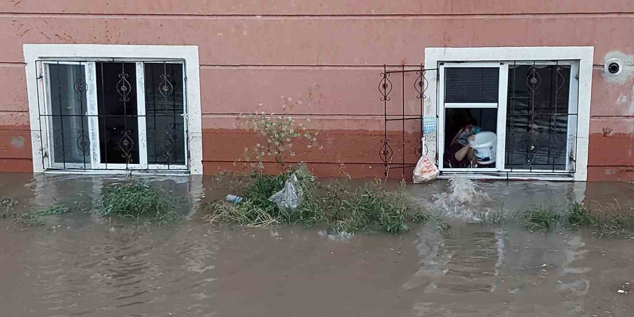 Meteoroloji uyarmıştı, Erzurum’da şiddetli yağmur hayatı durdurdu