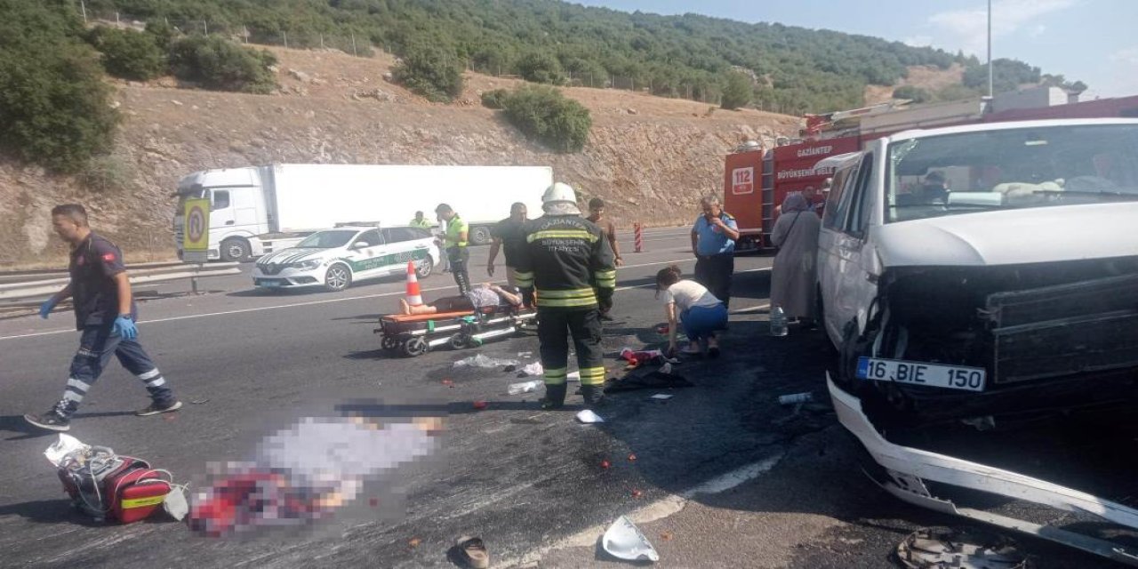 Gaziantep-Osmaniye karayolunda lastiği patlayan minibüs kaza yaptı: 1 ölü, 8 yaralı