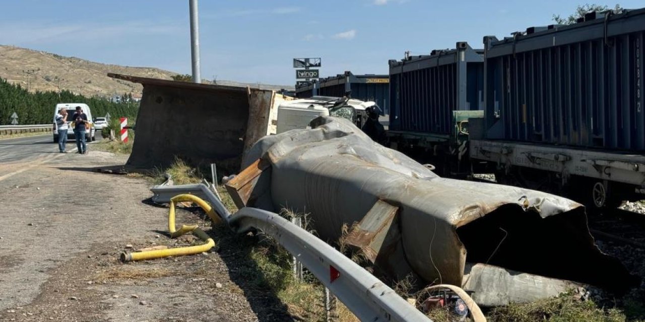 Yük treni ile hafriyat kamyonu çarpıştı: 1 ölü, 3 yaralı