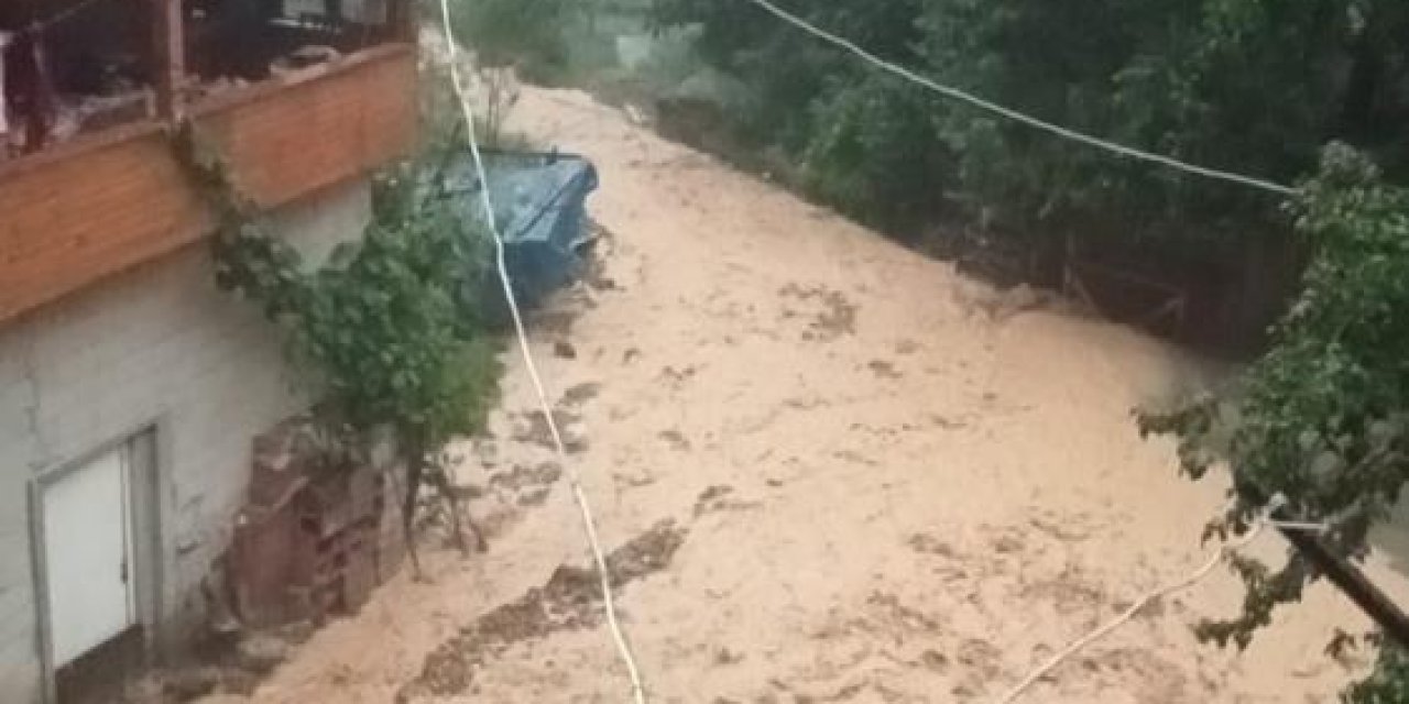 Sel suları 4 köy yolunu ulaşıma kapattı